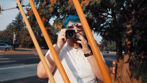 非常具有强烈对比度和鲜明颜色的电影外观