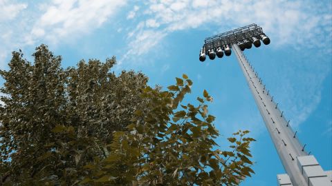 去饱和度和苍白的肤色 鲜艳的天空