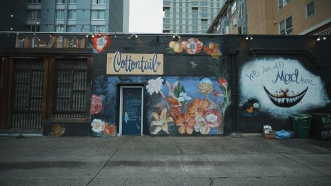 淡绿色和黄色电影外观