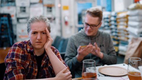 温暖的肤色的冷蓝色调