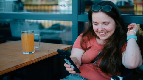 灰色中的青绿色 肤色保持自然 适用于室外拍摄